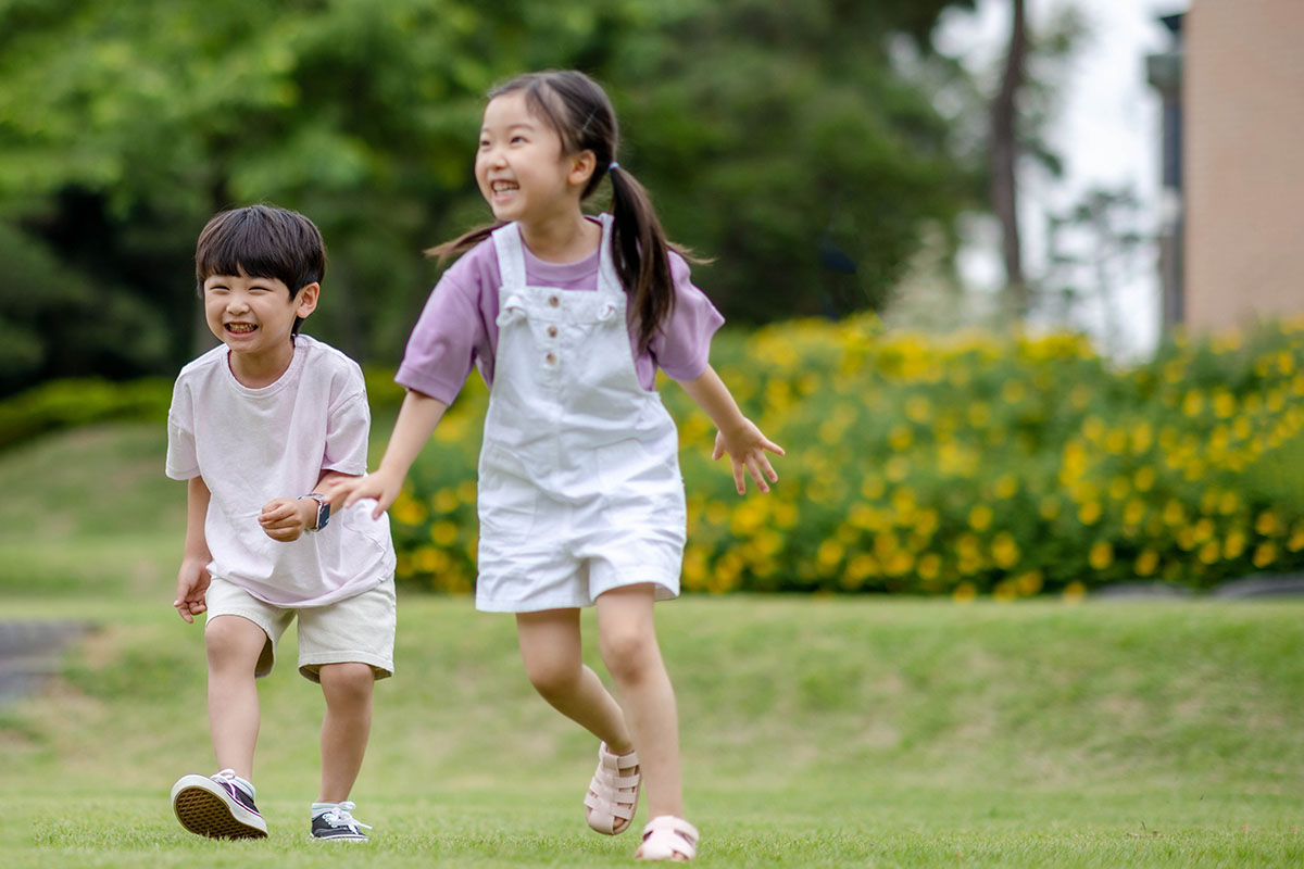 庭で遊ぶ子供達