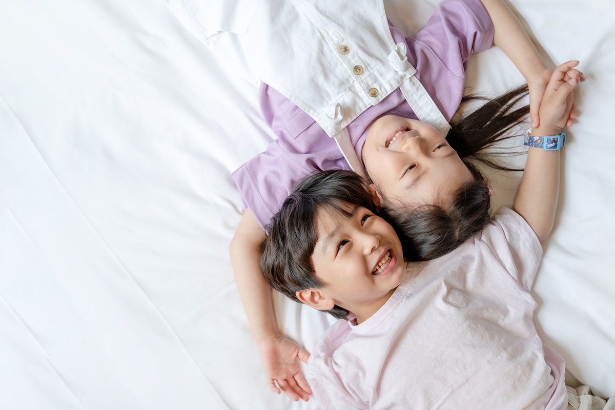 きれいなお部屋でくつろぐ子供