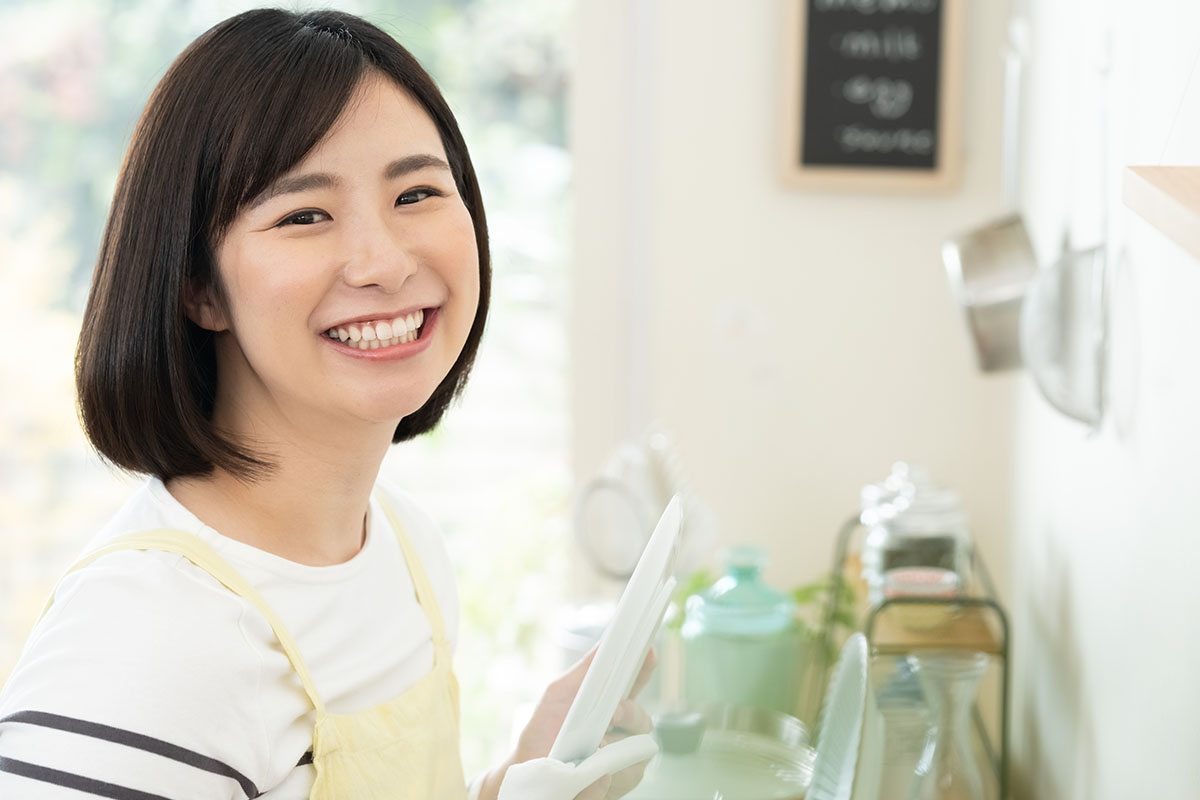 片づけを楽しむ主婦