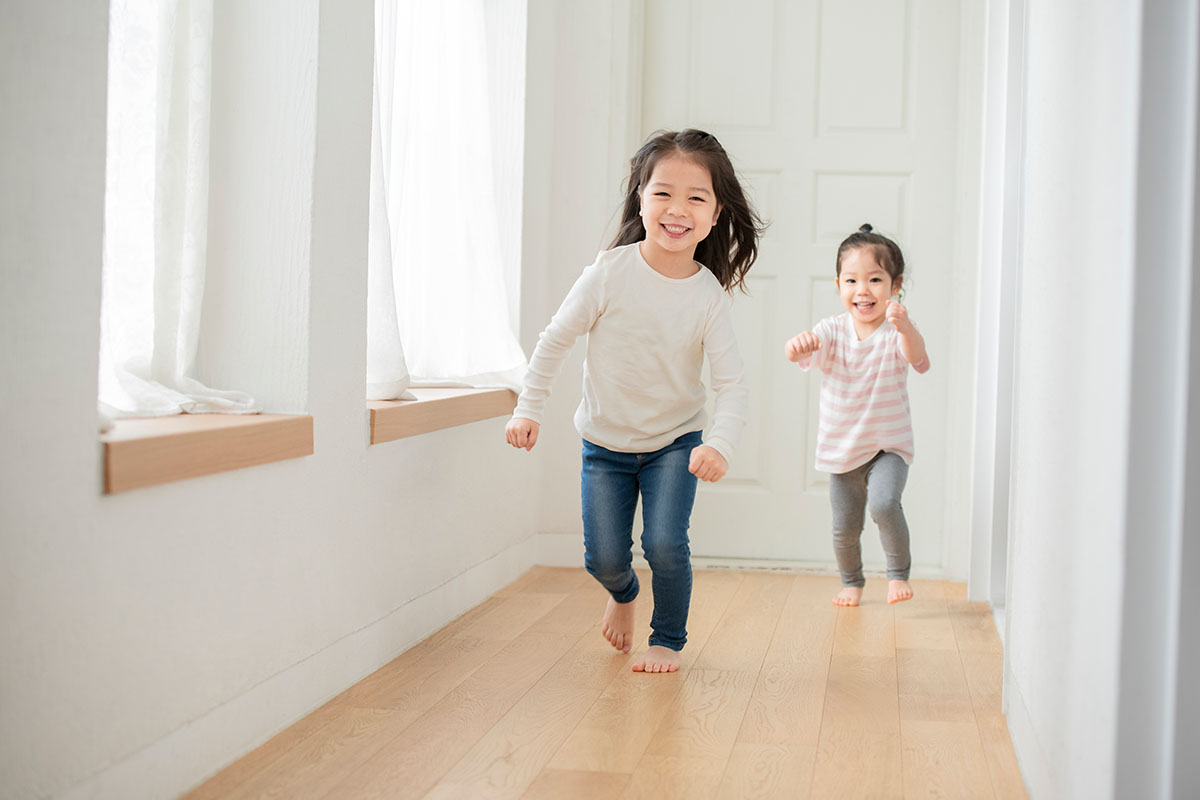 家で遊ぶ子供
