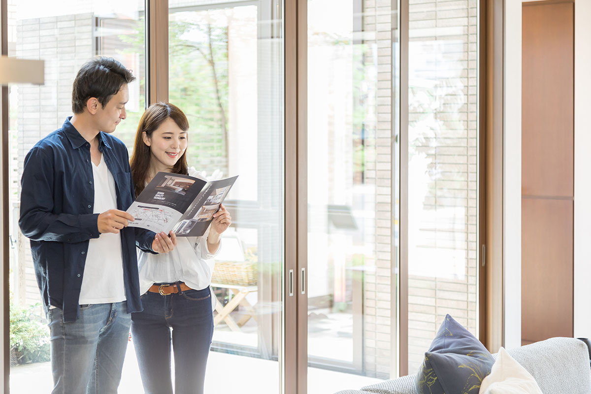 住宅展示場見学する夫婦
