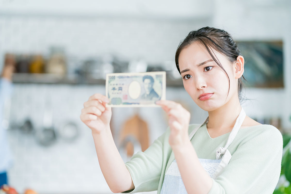 お金を見る主婦