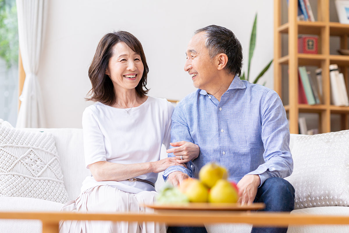 リビングでリラックスするシニア夫婦