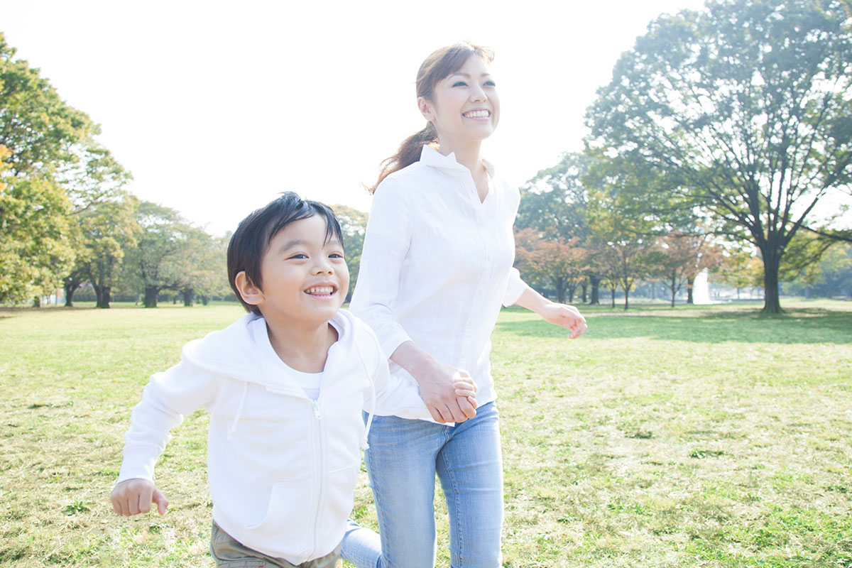 公園を走る親子