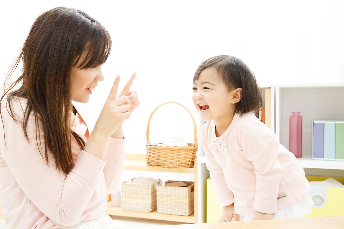 家でくつろぐ家族