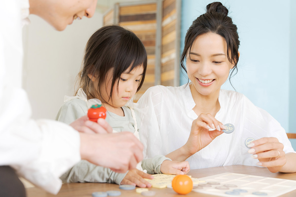 お金の勉強をする親子