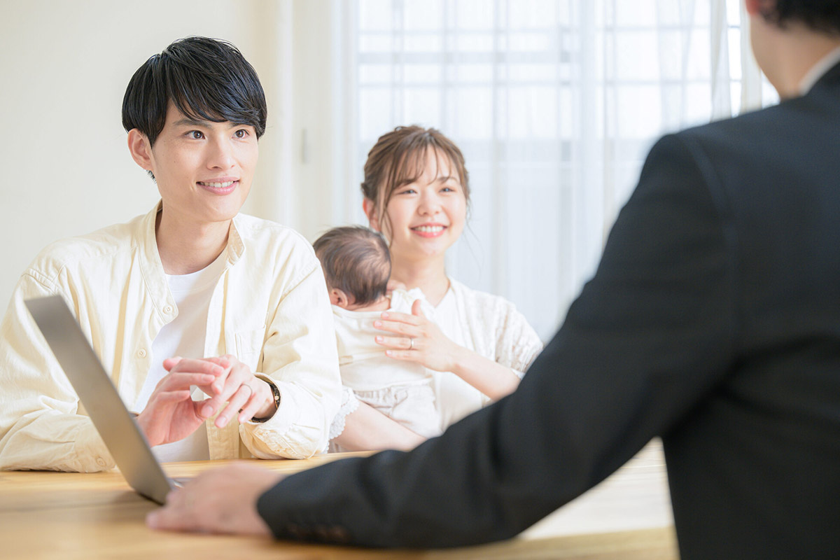営業さんに新築や保証等のアドバイスを聞く夫婦