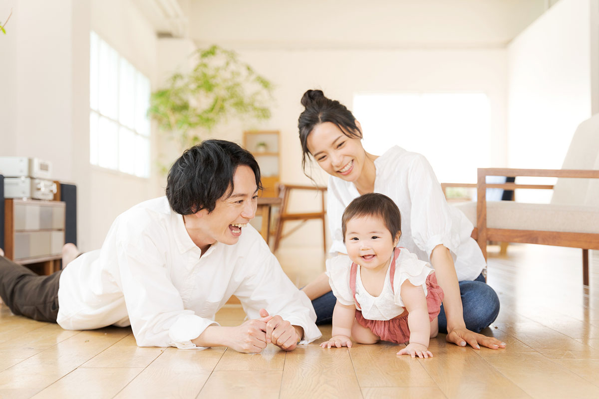 営業さんに新築や保証等のアドバイスを聞く夫婦