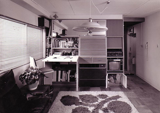 写真 LDKをLとDKに分ける手前左が折り畳み書斎（画：天野彰）