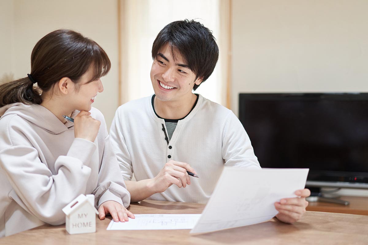 住宅購入を考える夫婦 イメージ