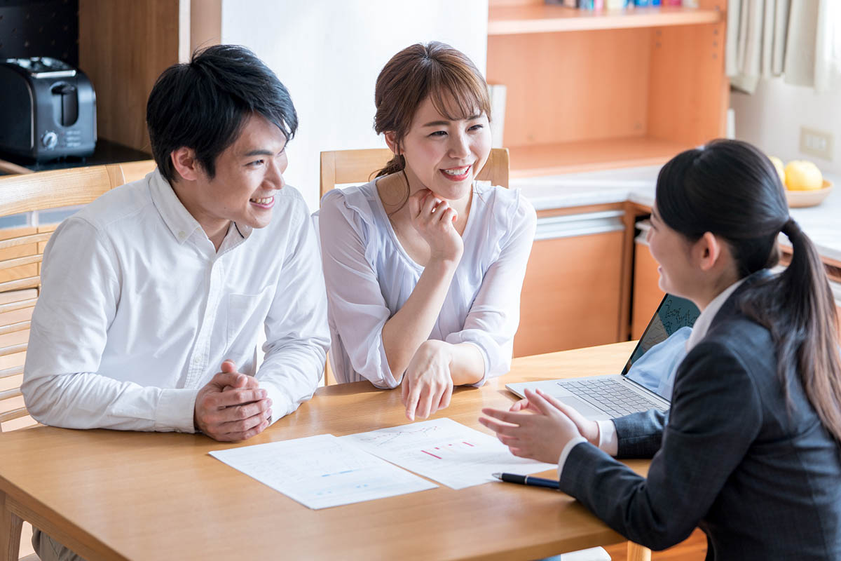 住宅相談中のミディアム夫婦