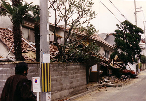 阪神大震災で壊れた家々