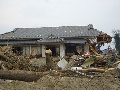 写真1：津波に半壊したが生き残った木造の家　仙台沿岸部（撮影筆者）