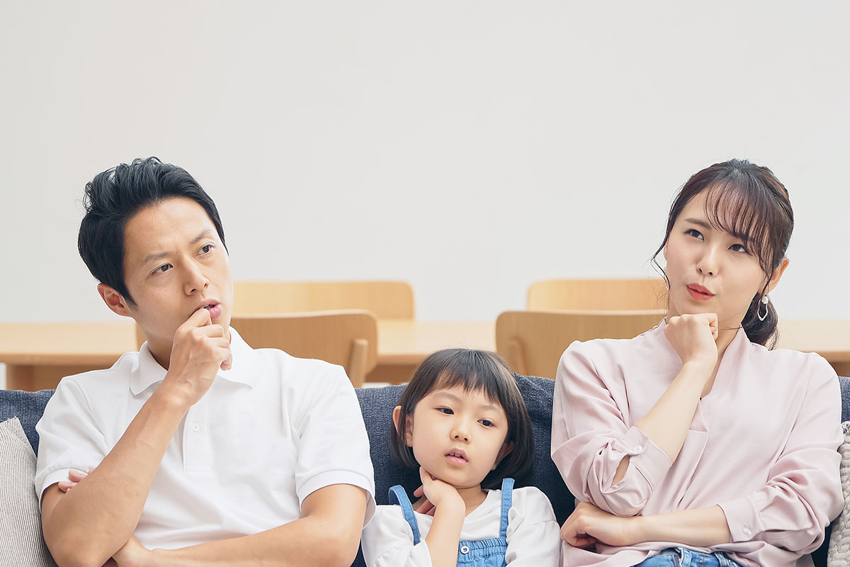 考える日本人家族