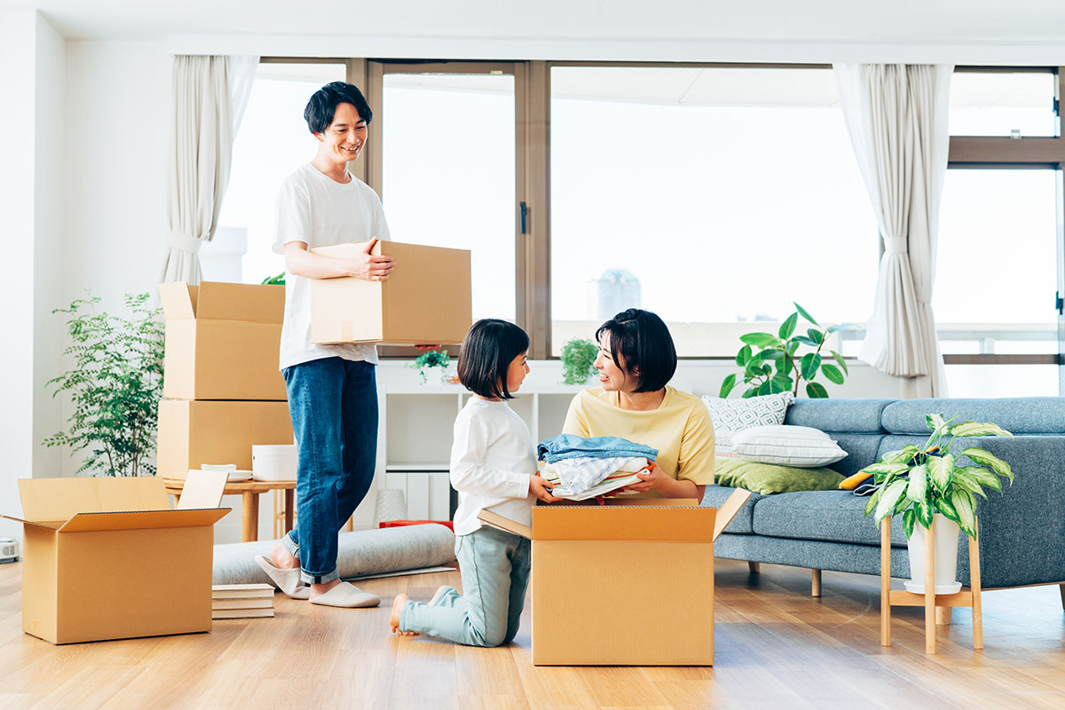 引越しする若い家族