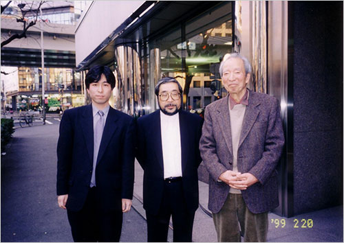 写真 ご訪問の清家清氏家っぐの前で