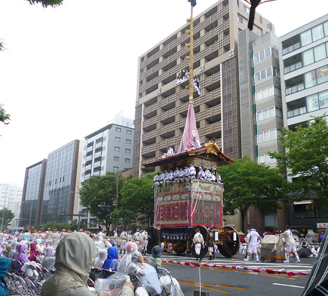 土砂降りの中を粛々と巡行する鉾たち