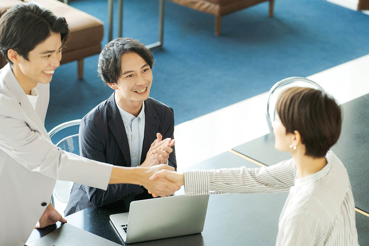 契約を交わすイメージ