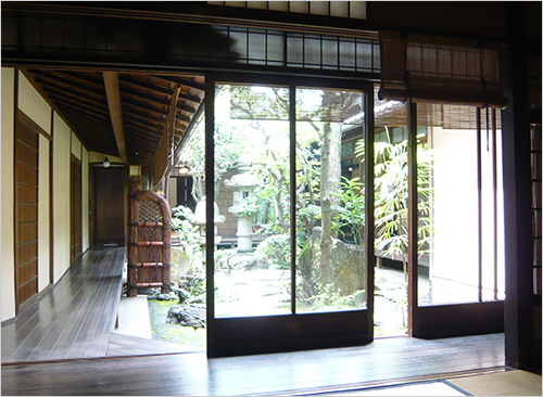 おなじみ京都町家の中庭の自然空調を減築で（撮影 天野 彰）