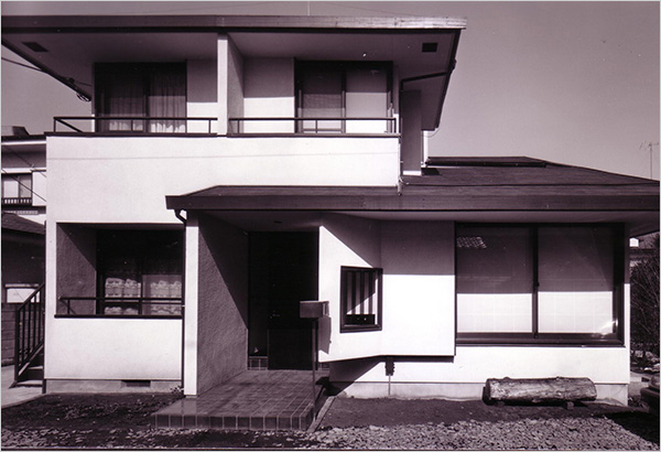 右が母屋、左が２ＬＤＫ上下2戸のＭ邸（天野 彰）