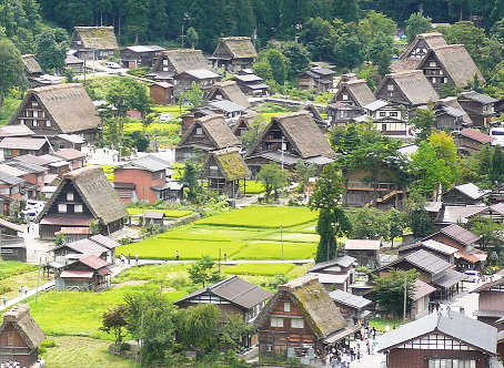 白川郷の合掌造りの結いを都市の住区に(天野彰撮影)