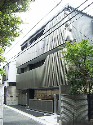 外観は一戸の3階建てだが貸室もできる２世帯（天野　彰）