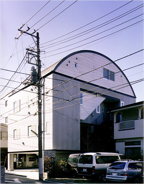 最上階をわが家に下階に５戸の貸室と貸駐車場（天野　彰）