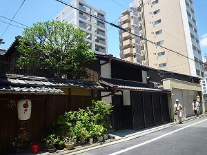 ビルの中の町家