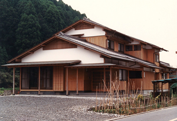 母と住むSさんの大梁と土佐漆喰の家
