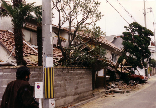 阪神大震災で壊れた家々（天野 彰写真）