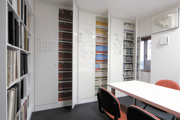 写真：天井までの造りつけの家具で倒れないばかりか天井まで支える