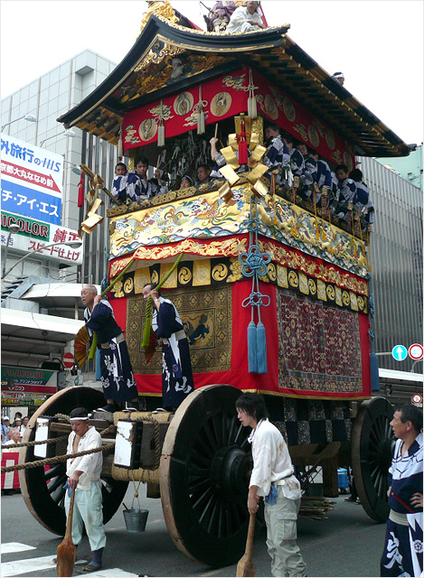 祇園祭の縄仕口の鉾 ぎしぎし揺れて動く(撮影：天野彰)