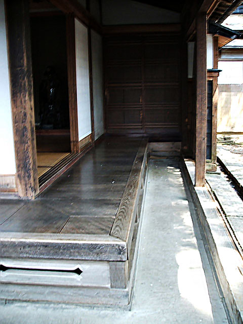 角館武家屋敷の縁側と土間の外の雨戸（天野彰）