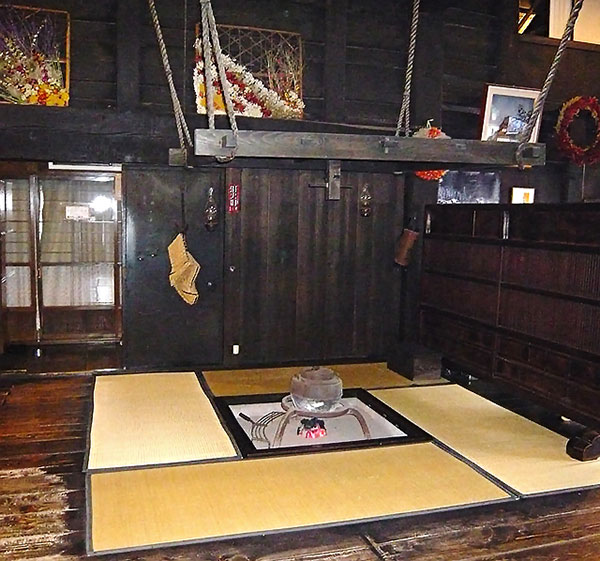 合掌造り　暖房の炉の四畳半（天野彰）