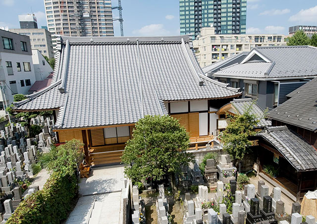 写真 元の本堂の位置右が新庫裏ここまで曳家(天野彰)