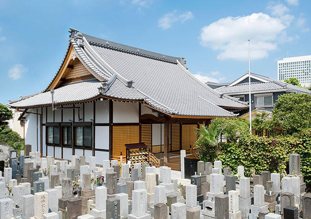 写真 完成後の本堂お墓が迫る（天野彰）