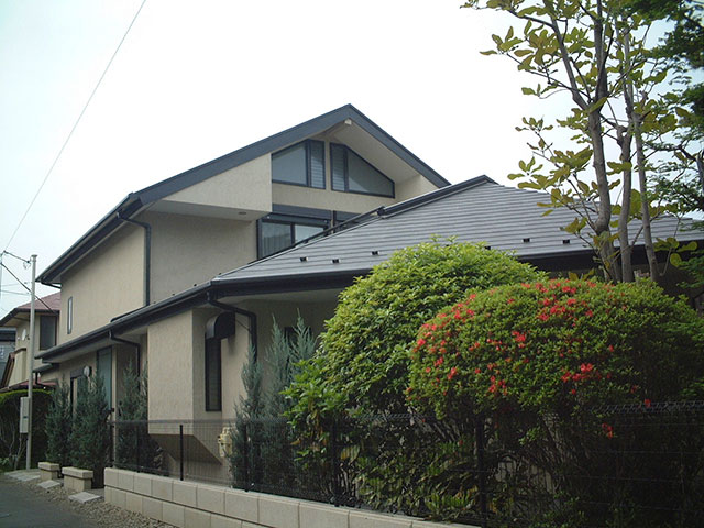 思いきって建て替えた家（画：天野彰）