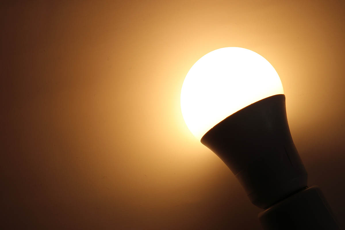 電球色のライトが点灯したLED電球