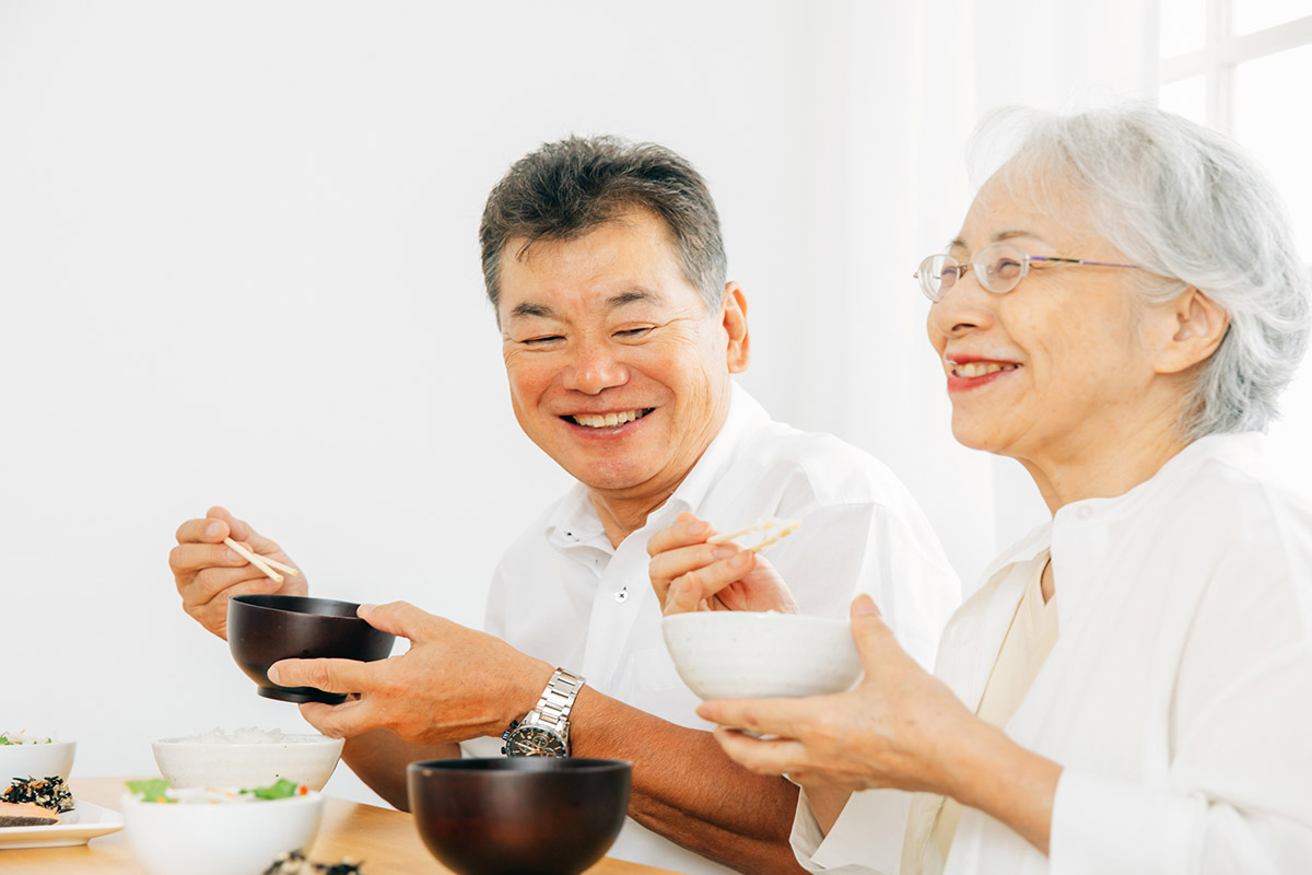 食事する高齢者の男女