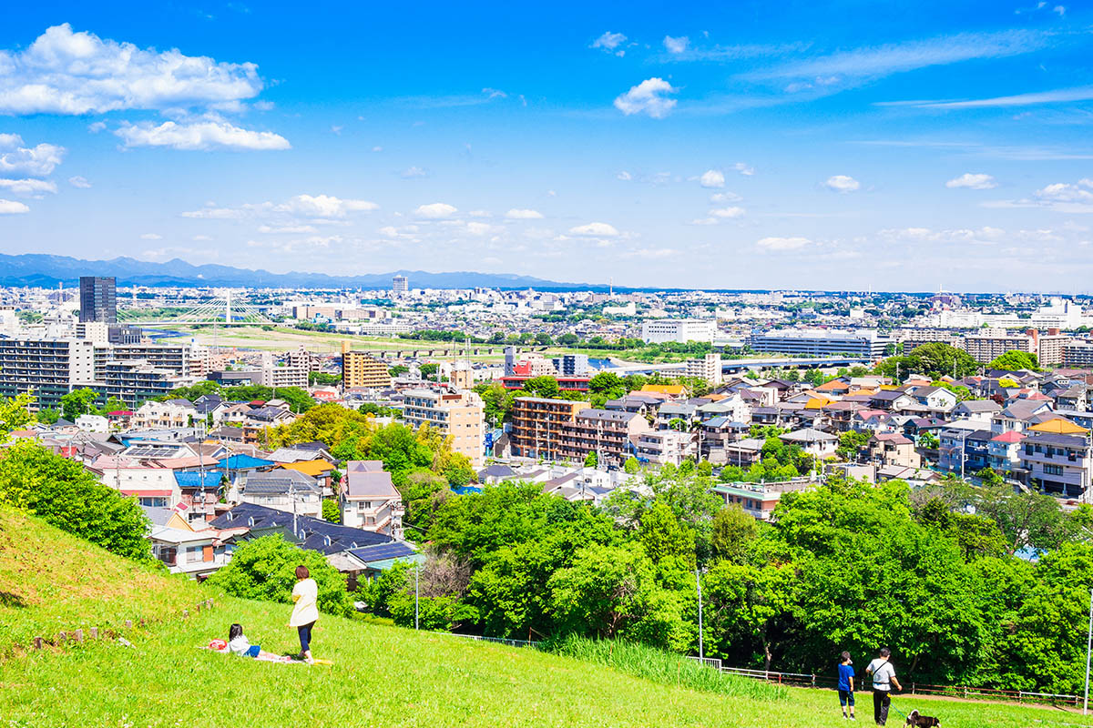青空が広がる郊外の住宅地東京