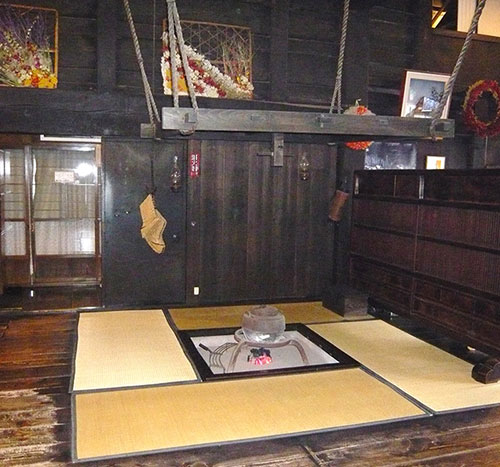 白川郷唯一の暖房の囲炉裏(写真:天野彰)