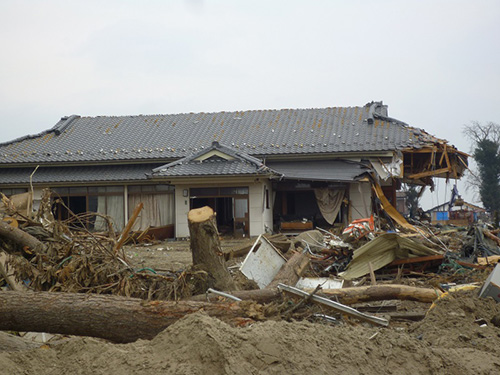 仙台閖上地区のわずかな防護壁さえあれば助かったであろう木造民家(撮影:天野彰)