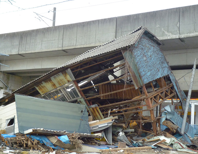 仙石線の高架で止まった家(塩竃市)(撮影:天野彰)