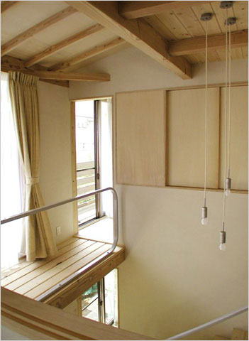 必要に応じ、吹き抜けに面した室内開口部は閉じることができ、内部にありながらも、外部のように個室を戸建てのように分けられる空間