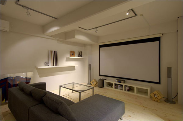 お母さまの寝室から一番離れた地下にある、ご主人のオーディオルーム 兼 書斎は、帰りの遅いご主人が深夜にくつろいでも迷惑にならない位置