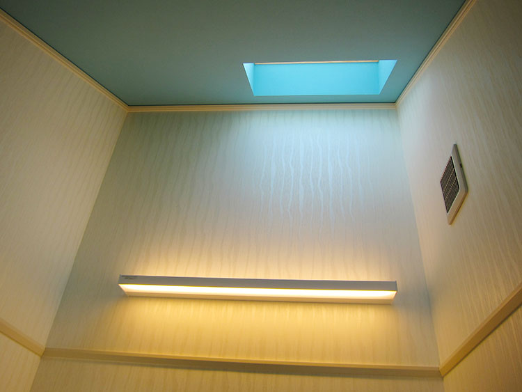 天窓をつけて明かりを効率よく取り入れることができる