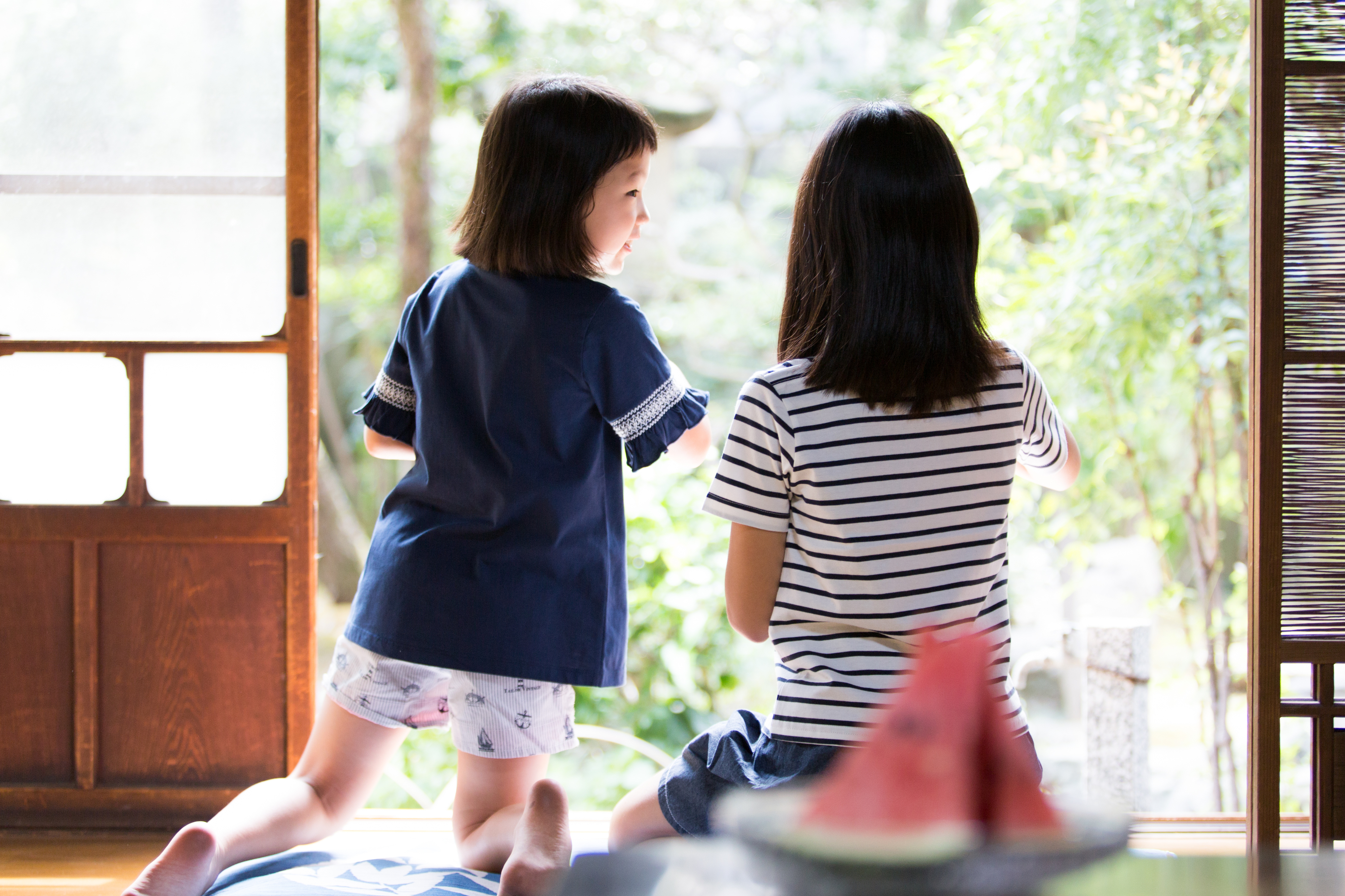 和室でくつろぐ家族