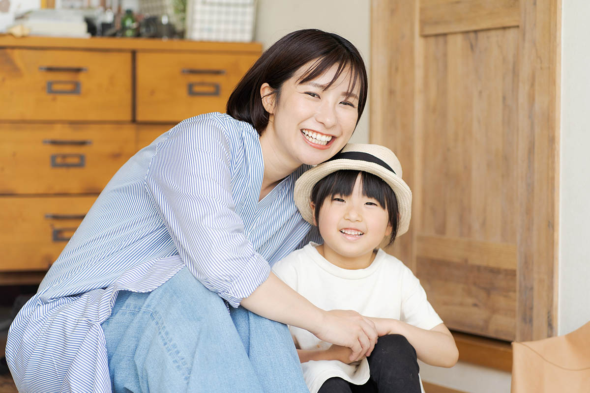 【土間でほほ笑む家族】