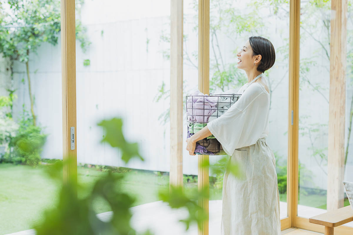 土間で家事をする女性