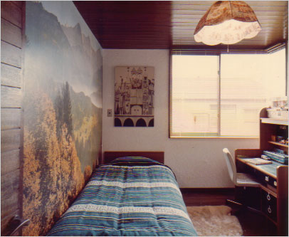 ■写真1:子ども部屋の壁を壊して(天野彰)